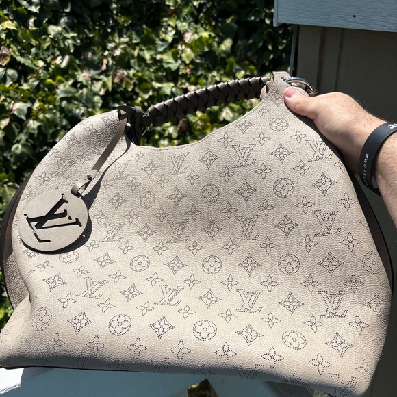 Louis Vuitton Carmel Mahina Galet Gray Leather Hobo Women's handBag M21775 - Picture 9 of 10